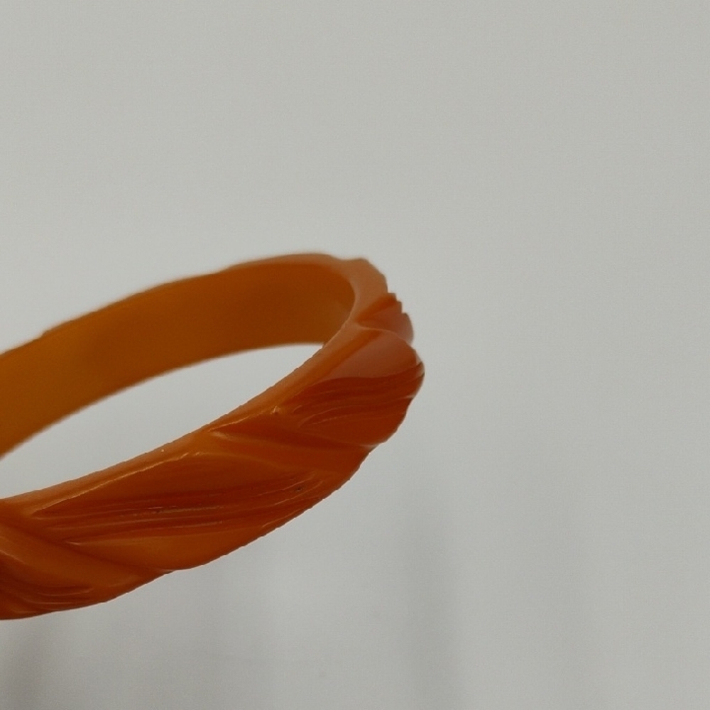 Vintage Carved Bakelite Bangle Bracelet - Picture 3 of 3